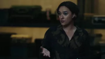 La chemise Kooples Chic Navy Blue portée par l’agent spécial Hana Gibson (Keisha Castle-Hughes) vue dans FBI: Most Wanted (S04E04)