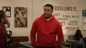 AMI Paris Ami De Coeur sudadera con capucha usada por Damon Sims (Peyton Alex Smith) como se ve en All American: Homecoming (S01E04)