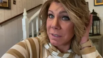Lularoe Aubrey Cowl Neck Top porté par Meri Brown comme on le voit dans Sister Wives (S17E05)