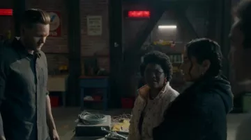 Forever 21 Flo­ral Print Jack­et worn by Beth Chapel (Anjelika Washington) as seen in DC's Stargirl (S03E06)