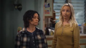 Free People Everest Henley usado por Becky Conner-Healy (Lecy Goranson) como se ve en The Conners (S05E04)