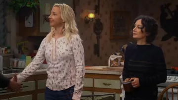 Free People Carly Top usado por Becky Conner-Healy (Lecy Goranson) como se ve en The Conners (S05E04)