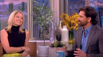 Alice + Olivia Hayes Straight Leg Cargo Pants usados por Sara Haines como se ve en The View el 13 de octubre de 2022