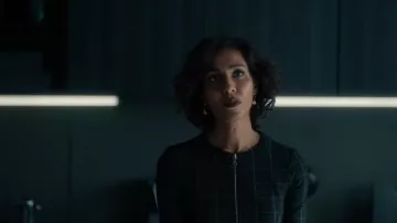 Theory Grid Peplum Zip Jacket usado por Dominique Crain (Rekha Sharma) como se ve en The Imperfects (S01E10)