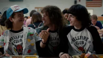 Trajes del Club Fuego Infernal usados por Dustin Henderson (Gaten Matarazzo) en la serie de televisión Stranger Things (Temporada 4)