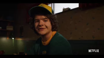 Trajes amarillos y verdes usados por Dustin Henderson (Gaten Matarazzo) en la serie de televisión Stranger Things (Temporada 3 Episodio 1)