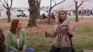 Burberry Bacton Hooded Check Logo Coat porté par Karen Huger comme on le voit dans The Real Housewives of Potomac (S07E01)