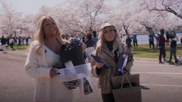Panier de pique-extérieur en rotin artificiel rectangulaire conique porté par Karen Huger comme on le voit dans The Real Housewives of Potomac (S07E01)