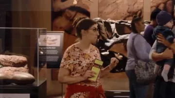 Sanctuary The Perfect Tee porté par Kat (Mayim Bialik) vu dans Call Me Kat (S03E03)