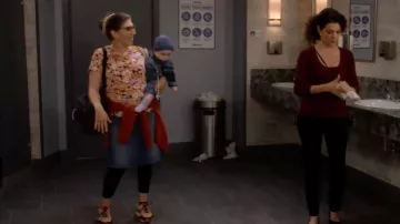 Rag & Bone Fuzzy Sneakers porté par Kat (Mayim Bialik) vu dans Call Me Kat (S03E03)