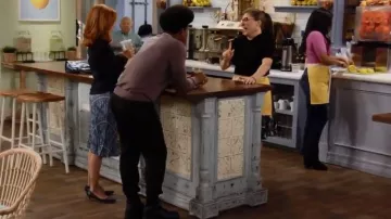 Lavielente Fashion Knee Length Midi Jupe portée par Kat (Mayim Bialik) comme on le voit dans Call Me Kat (S03E03)