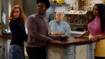 Jupe Sandro Leianne portée par Sheila (Swoosie Kurtz) vue dans Call Me Kat (S03E03)