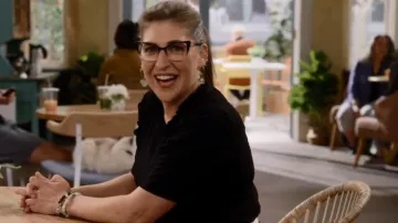 Cece Puff Sleeve Crepe Top porté par Kat (Mayim Bialik) vu dans Call Me Kat (S03E03)