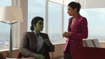 Cinq Un Sept Khloe Ruched-Cuff Blazer usado por Nikki Ramos (Ginger Gonzaga) como se ve en She-Hulk: Attorney at Law (S01E05)