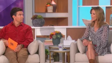 Veronica Beard Savile Vestido de seda de manga larga usado por Natalie Morales como se ve en The Talk el 14 de octubre de 2022