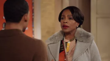 Kenneth Cole New York Wool Blend Coat with Removable Faux Fur Collar usado por Barbara Howard (Sheryl Lee Ralph) como se ve en Abbott Elementary (S02E04)