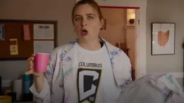 ASOS DESIGN Dad Suit Blazer en imprimé floral porté par Kelly Mallet (Chelsea Holmes) vu dans Welcome to Flatch (S02E03)