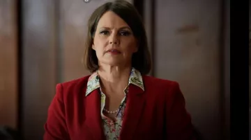 Cinq un Sept Cyndi Smocked-Waist Crepe Blazer usado por Maggie Palmer como se ve en All Rise (S03E06)