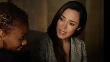 Veronica Beard Parineti Dickey Chaqueta usada por Emily Lopez (Jessica Camacho) como se ve en All Rise (S03E06)