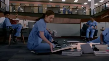 Baskets Nike Air Max Excee portées par Jules Millin (Adelaide Kane) vues dans Grey’s Anatomy (S19E02)