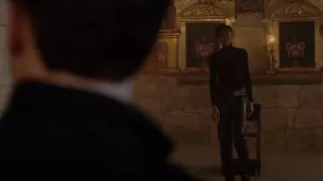Pantalon pleine longueur Zara Faux Leather Francoise porté par Tatiana Vogel (Anita-Joy Uwajeh) vu dans Vampire Academy (S01E08)