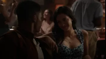 Vestido Tayler de reforma usado por Gabriella Pérez (Stephanie Arcila) como se ve en Fire Country (S01E02)