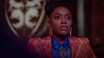 Proenza Schouler Stretch Satin Shirt en Ultramarine porté par Tatiana Vogel (Anita-Joy Uwajeh) vu dans Vampire Academy (S01E08)
