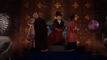 Rumeur Londres Avery Velvet Pantalon à jambes larges porté par Tatiana Vogel (Anita-Joy Uwajeh) vu dans Vampire Academy (S01E08)