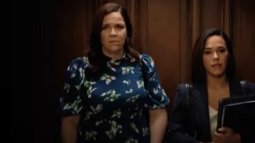 Diane von Furstenberg Nella Vestido Midi De Crepé Estampado Usado por Sara Castillo (Lindsay Mendez) como se ve en All Rise (S03E07)