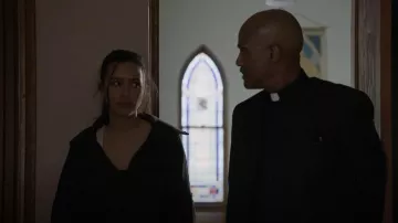 Free People All Your Love Solid Hoodie usada por Rosita Espinosa (Christian Serratos) como se ve en The Walking Dead (S11E18)