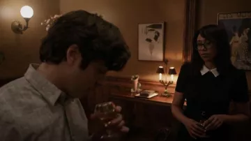 Alice + Olivia Dory Faux Leather Collar & Cuffs Suéter usado por Max (Margot Bingham) como se ve en The Walking Dead (S11E18)