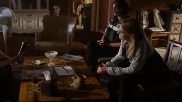 Bella Dahl Silverlake Top - Coastal Cloud Print usado por Catherine Willows (Marg Helgenberger) como se ve en CSI: Vegas (S02E03)