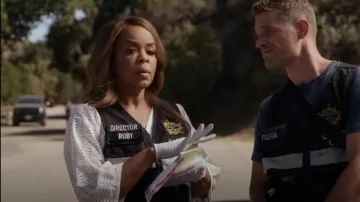 Hugo Boss Batisy Lace Button-Up Shirt usado por Maxine Roby (Paula Newsome) como se ve en CSI: Vegas (S02E03)