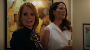 Victoria Victoria Beckham Chemise de couture métallique ajustée portée par Lisa Benner (Marg Helgenberger) comme on le voit dans All Rise (S02E16)