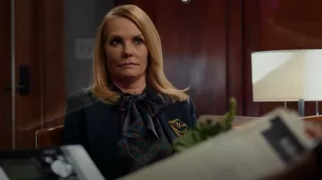 Victoria Beckham Tie Neck Silk Shirt porté par Lisa Benner (Marg Helgenberger) comme on le voit dans All Rise (S02E15)