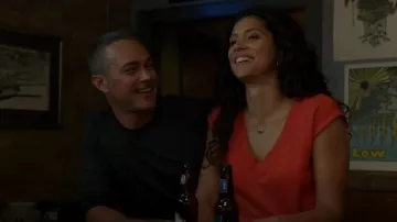 Blusa de satén de cuello en V de H&M usada por Stella Kidd (Miranda Rae Mayo) como se ve en Chicago Fire (S11E04)