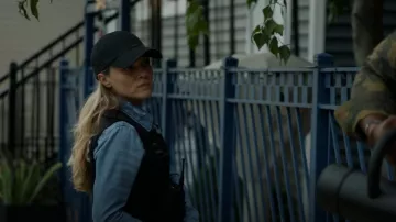 El icónico 47 Classic Black '47 Clean Up usado por Hailey Upton (Tracy Spiridakos) como se ve en Chicago P.D. (S10E04)