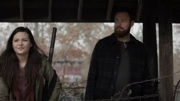 Vince Plaid Wool & Cashmere Bomber Jacket usada por Aaron (Ross Marquand) como se ve en The Walking Dead (S11E19)