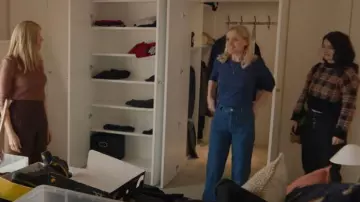 Reiss Isa High Rise Wide Leg Jeans in Mid Blue usado por Grace Williams (Anne-Marie Duff) como se ve en Bad Sisters (S01E10)