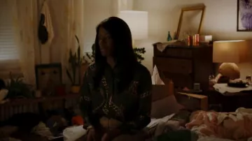 Chemise Victoria Beckham Silk Chain portée par June Curtis (Ayisha Issa) vue dans Transplant (S03E04)