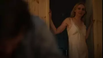 Marks and Spencer Satin & Lace Bridal Chemise usado por Grace Williams (Anne-Marie Duff) como se ve en Bad Sisters (S01E10)
