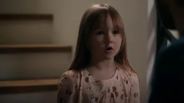 Mini Boden Kids' Guinea Pig Print Nightie usado por Gigi Hawkins (Remington Blaire Evans) como se ve en The Resident (S06E04)