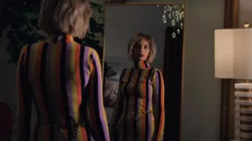 Combinaison à col roulé rayée portée par Eleanor (Maya Hawke) dans le film Do Revenge