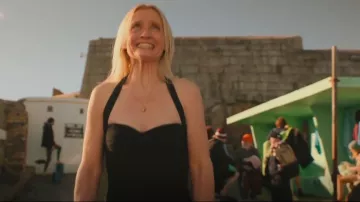 Norma kamali Bill Mio Ruched Traje de baño usado por Grace Williams (Anne-Marie Duff) como se ve en Bad Sisters (S01E10)