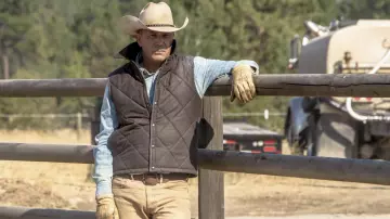 Yellowstone TV series: John Dutton (Kevin Costner) is wearing Brown Vest in season 1, episode 2
