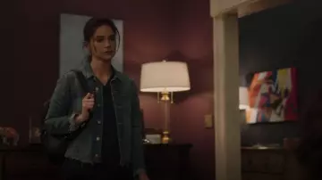 L’agence Janelle Cropped Slim-Fit Denim Jacket portée par Dr. Lauren Bloom (Janet Montgomery) vue à New Amsterdam (S05E03)