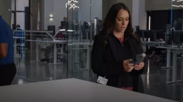 Veronica Beard Core Scuba Jacket usada por Maddie Kendall (Jennifer Love Hewitt) como se ve en 9-1-1 (S06E05)