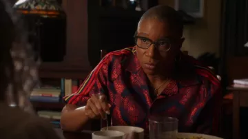 Chemise de bowling baroque Jacquard Gucci portée par Henrietta 'Hen' Wilson (Aisha Hinds) comme on le voit dans 9-1-1 (S06E05)