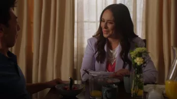 Gerard Darel Alexie Amour Camiseta gráfica usada por Maddie Kendall (Jennifer Love Hewitt) como se ve en 9-1-1 (S06E05)