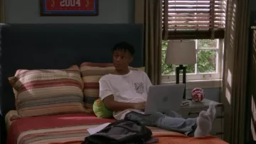 Marine Layer Contrast Pocket Cotton T-Shirt usada por Dele (Travis Wolfe Jr.) como se ve en Bob Hearts Abishola (S04E05)